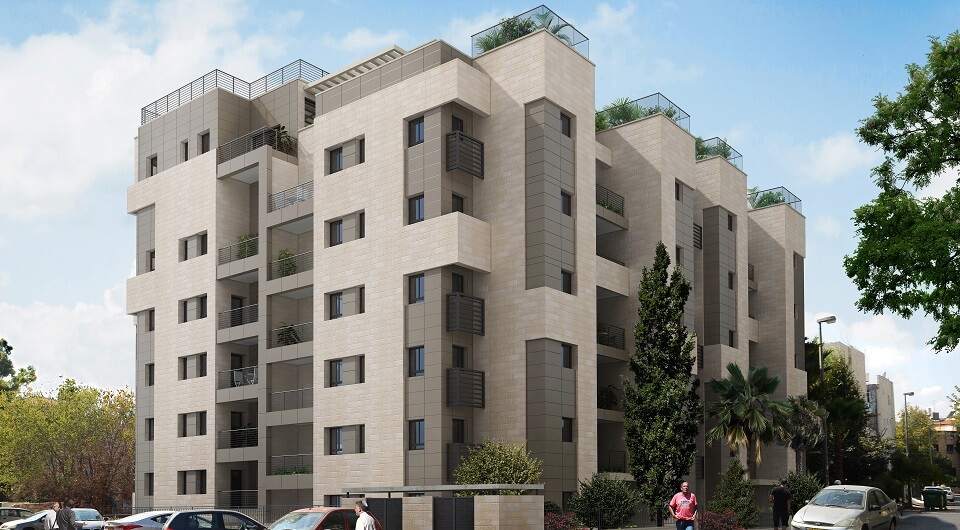 בניין מוקף עצים, מכוניות חונות ואנשים הולכים ברחוב
